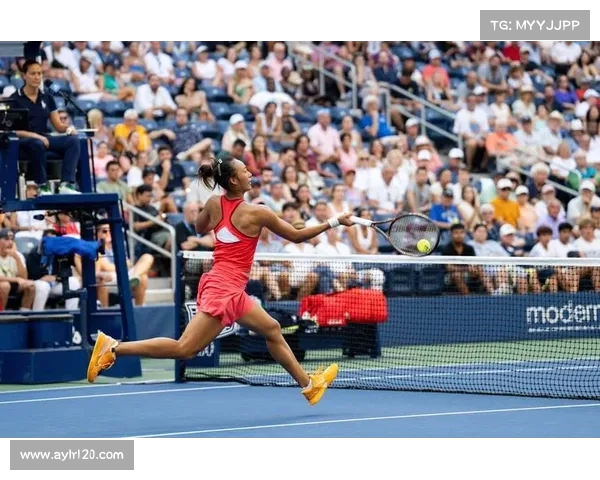 激情四溢的网球赛场:运动员挥拍拼搏与观众热烈呐喊交织的精彩瞬间 激情四溢的网球赛场:运动员挥拍拼搏与观众热烈呐喊交织的精彩瞬间